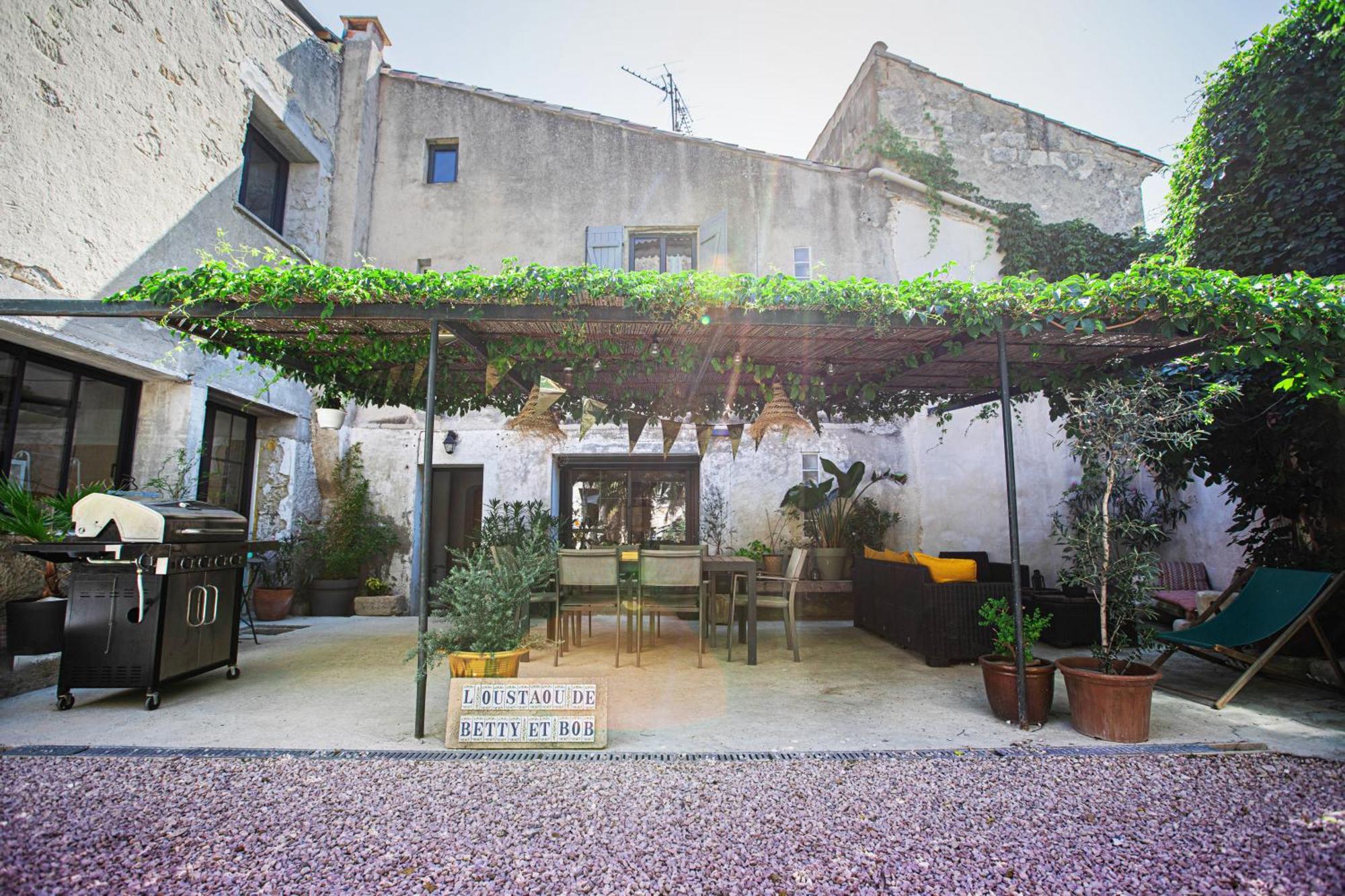 Oustaou De Betty Et Bob Bed & Breakfast Le Cailar Екстериор снимка